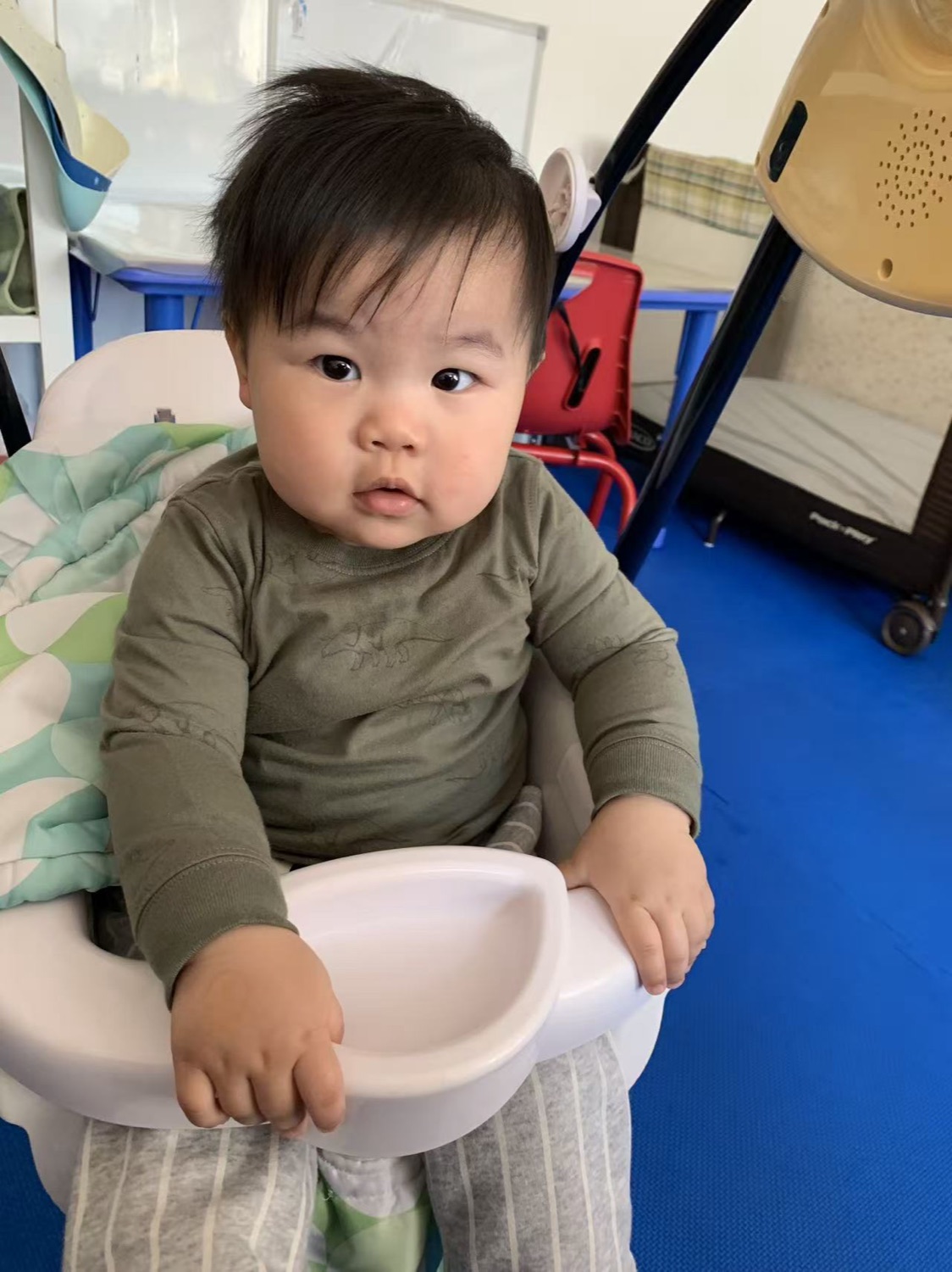 婴幼儿托育班 新乐幼儿园婴幼儿托育班,宝宝在安全餐椅中接受细心照护