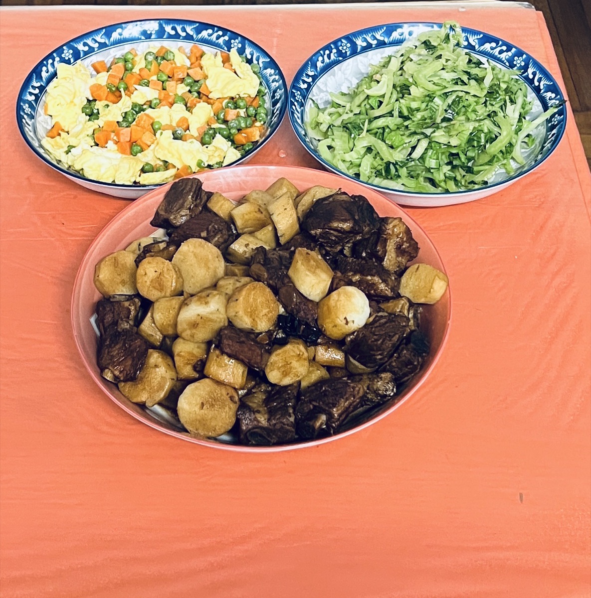 新乐幼儿园营养配餐:炒蛋豌豆胡萝卜、清炒生菜与红烧萝卜牛肉