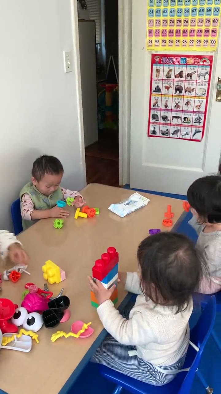 孩子在建构搭建区用积木拼搭,锻炼动手能力