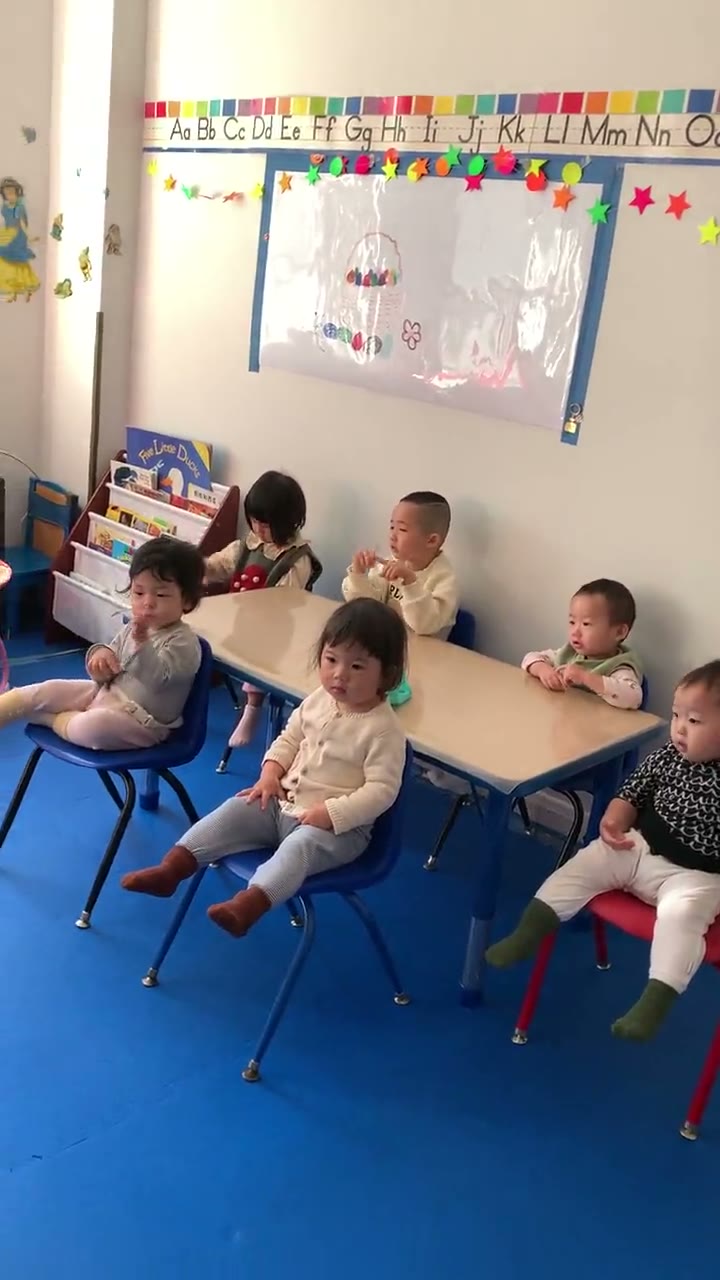孩子们围坐在一起进行晨圈集体互动时间
