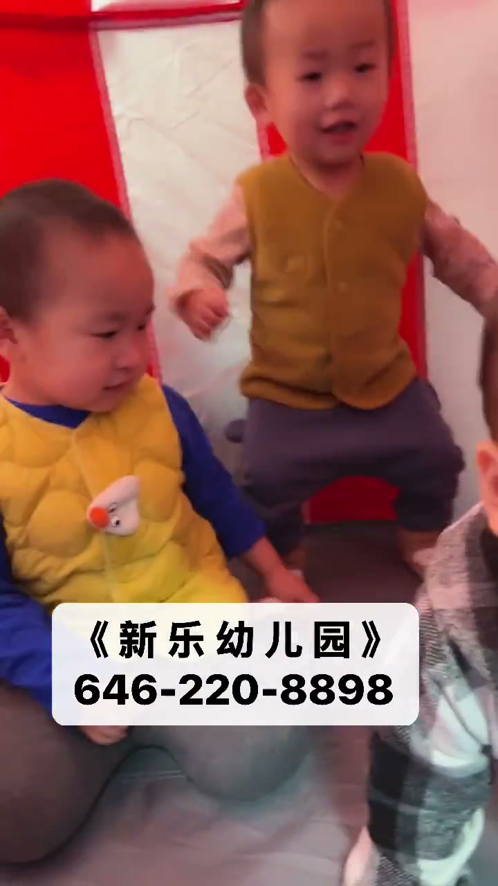 小朋友在红白游戏帐篷区活力蹦跳玩耍