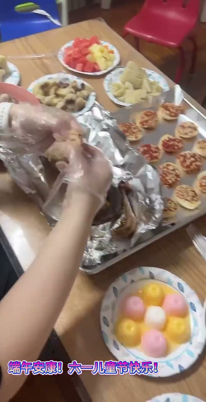 老师为孩子们准备端午节与六一儿童节加餐美食