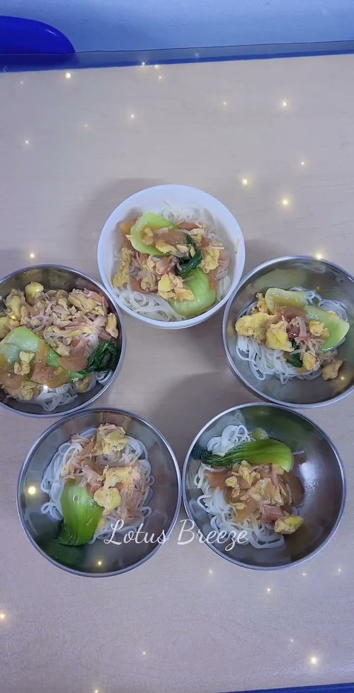 一份份青菜鸡蛋火腿米粉营养午餐整齐摆盘
