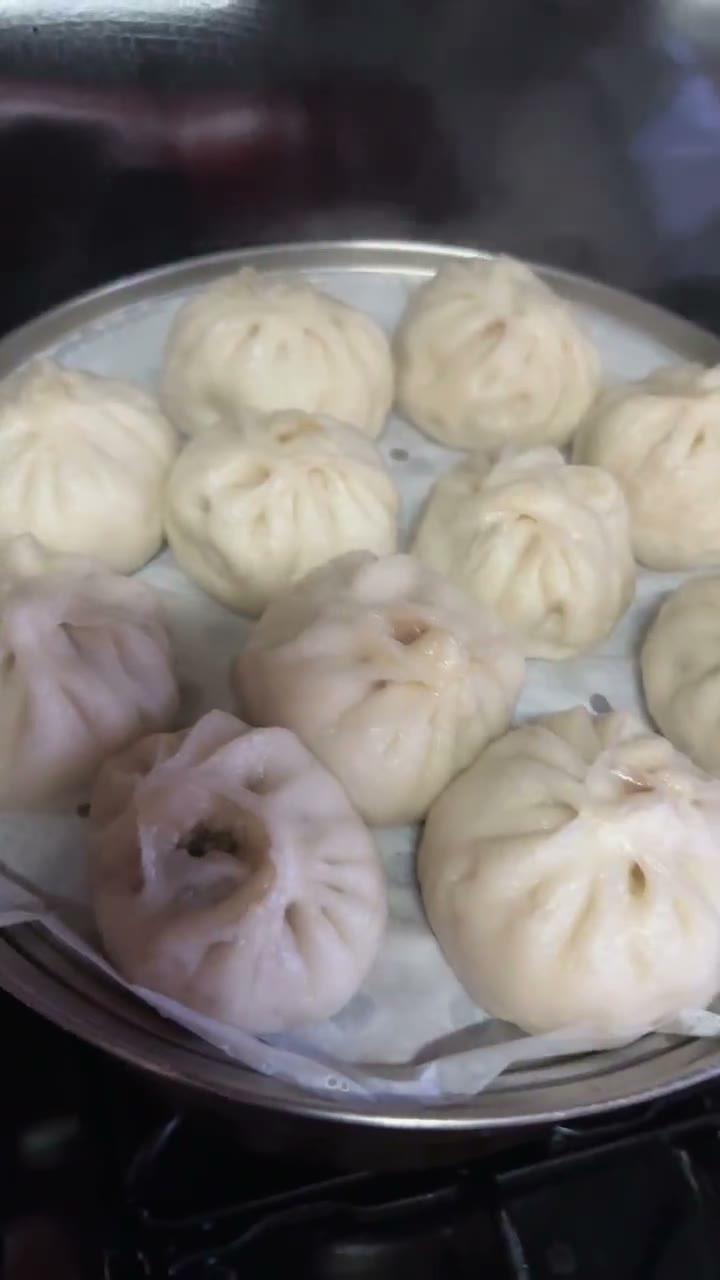 新乐幼儿园厨房现蒸一屉热气腾腾的小笼包子